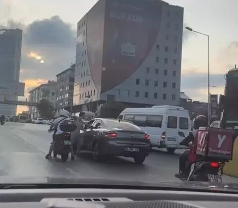 Trafikte acımasız saldırı! Defalarca yumrukladı