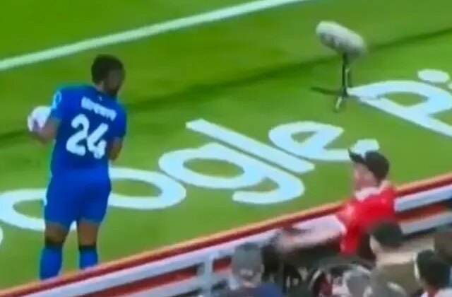 Siyahi futbolcuya ırkçı saldırıda bulunan engelli taraftar maçın durmasına sebep oldu