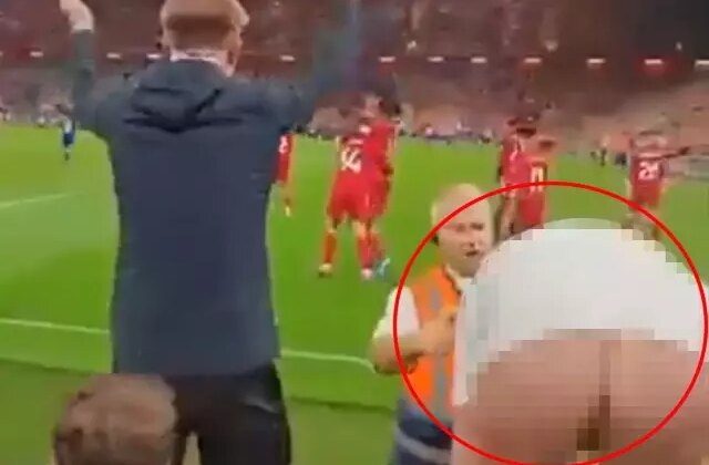 Son dakikalarda gelen gol sonrası arkadaşının şortunu indirdi