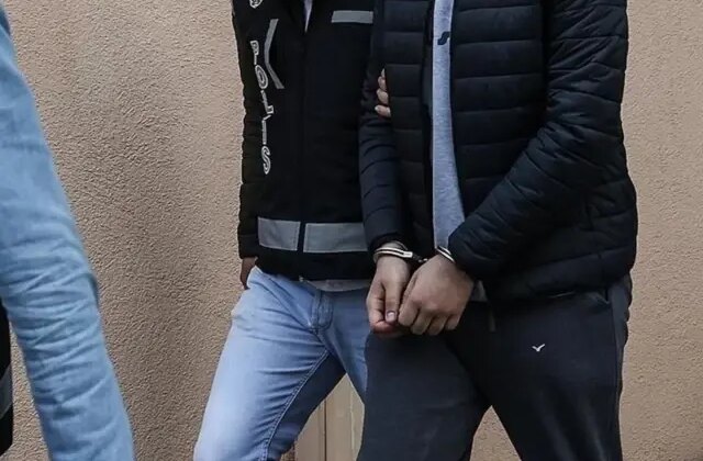 Sosyal medyadan silah fotoğrafı paylaşan 16 yaşındaki çocuk yakalandı