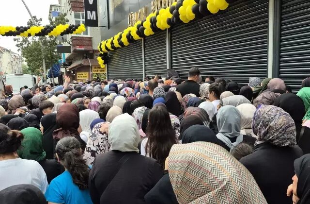Mağaza açılışında ‘indirim’ izdihamı: Kepenkler yumruklandı, vatandaşlar ezilme tehlikesi geçirdi
