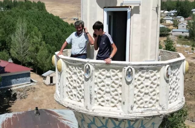 Telefonla konuşmak için minareye çıkıyorlar