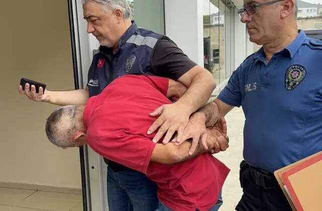 Tramvayda kadınların görüntülerini çeken sapığa linç girişimi