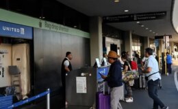 United Airlines’ta sistem arızası krizi! Yüzlerce uçuş gecikti, yolcular uçaktan indirildi