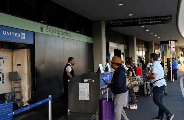 United Airlines’ta sistem arızası krizi! Yüzlerce uçuş gecikti, yolcular uçaktan indirildi