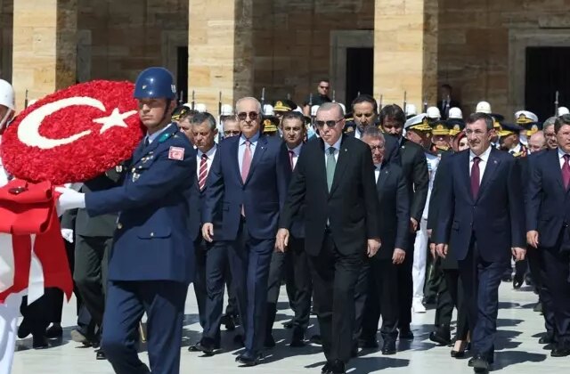 Yine boş geçmediler! İşte Cumhurbaşkanı Erdoğan’ın Anıtkabir’e yürüdüğü esnada atılan slogan