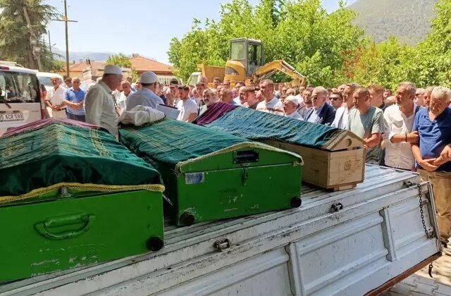 Yürek dağlayan kare! Aynı aileden 3 cenaze yan yana toprağa verildi