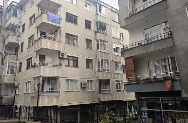 10 günlük bebek, babasının kucağındayken 5. kattan düşerek can verdi