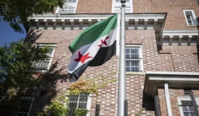 10 yıl sonra bir ilk: Suriye bayrağı, Washington’da göndere çekildi