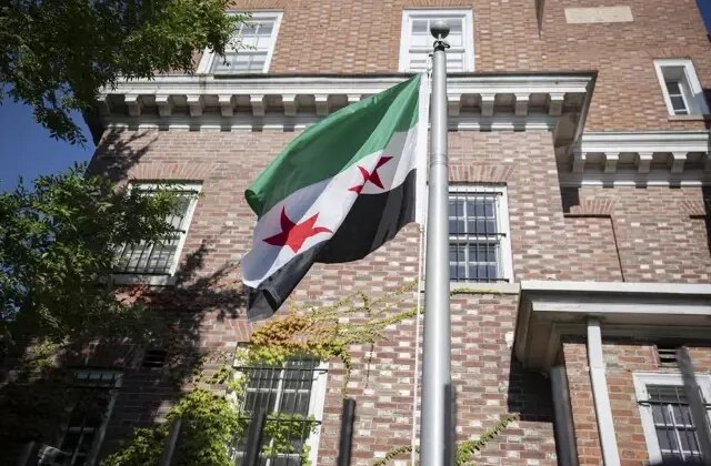 10 yıl sonra bir ilk: Suriye bayrağı, Washington’da göndere çekildi