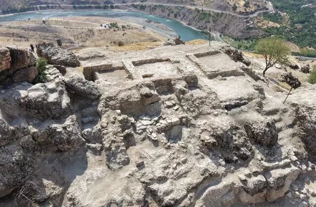 3 bin yıllık tarihi kaleden Osmanlı karakolu çıktı