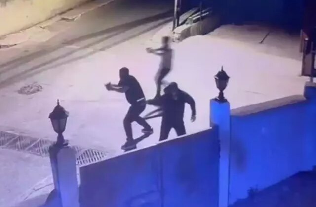 4 kişi sokakta yürüyen 19 yaşındaki gence kurşun yağdırdı