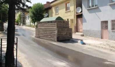 60 yılı aşkındır yol ortasında duruyor, kaldırmaya çalışan kepçe kırılıyor