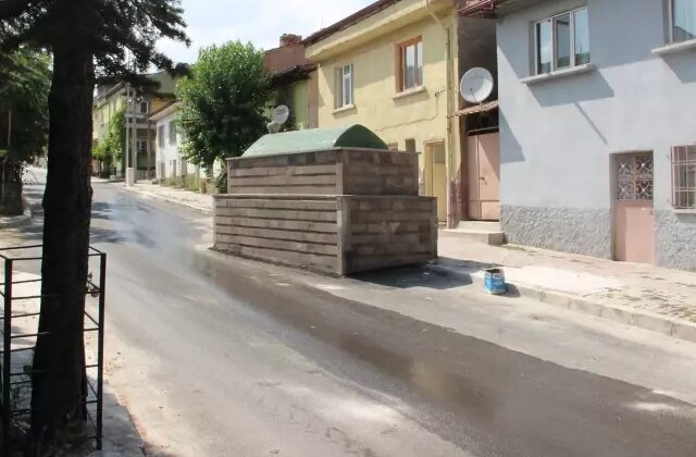 60 yılı aşkındır yol ortasında duruyor, kaldırmaya çalışan kepçe kırılıyor