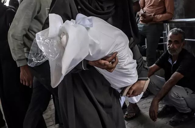 7 aylık bebek annesinin kucağında İsrail kurşunuyla can verdi