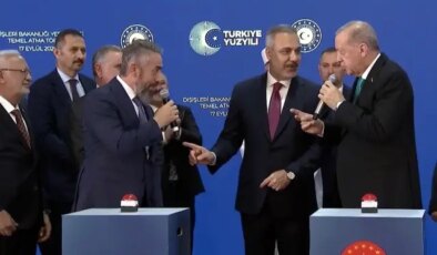 Cumhurbaşkanı Erdoğan’ın tmel atma töreninde firma yetkilisini terlettiği anlar