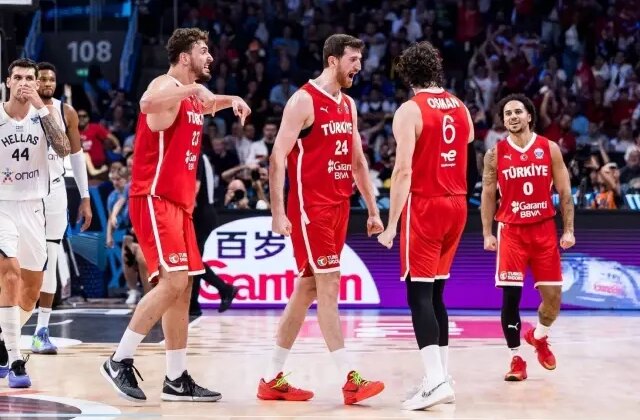 Yunanistan’ı sahadan sildik! 12 Dev Adam, EuroBasket’te finale yükseldi