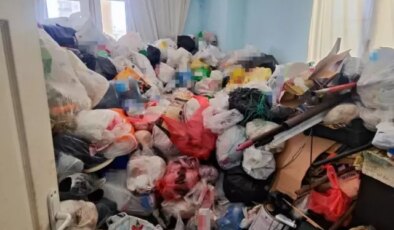 Adana’da bir evden iki kamyon çöp çıkarıldı
