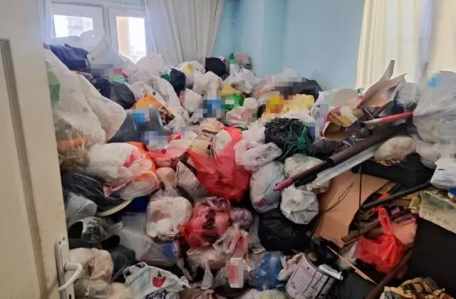 Adana’da bir evden iki kamyon çöp çıkarıldı