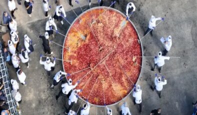 Afyon’da 1930 kilo ağırlığındaki sucuklu yumurtayla dünya rekoru kırıldı