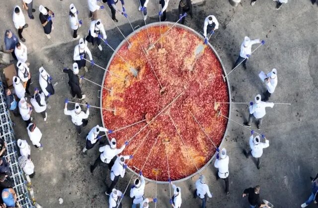 Afyon’da 1930 kilo ağırlığındaki sucuklu yumurtayla dünya rekoru kırıldı