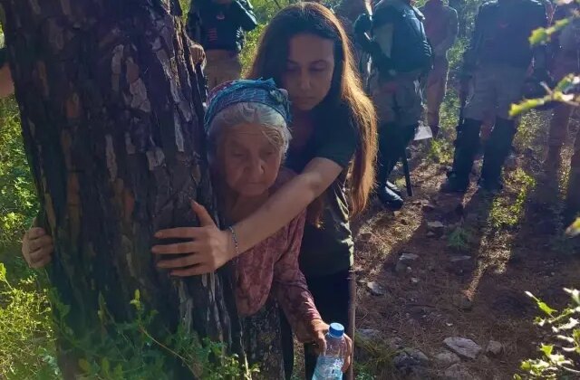 Ağaca sarıldığı fotoğrafla tanınmıştı! Zehra Nine yaşamını yitirdi