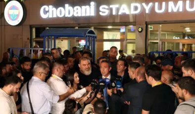 Ali Koç maç sonu çıldırdı! Futbolcuları yanına alıp “Buraya gelemez, binlerce kişi sahaya iner” dedi