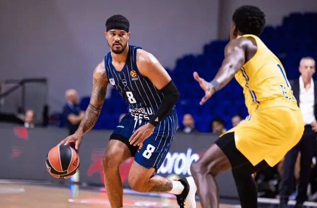 Anadolu Efes, EuroLeague’e galibiyetle başladı