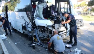 Alanya’da tur ve yolcu midibüsü çarpıştı: 15 yaralı