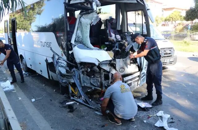 Alanya’da tur ve yolcu midibüsü çarpıştı: 15 yaralı