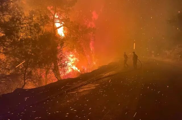 Antalya ve Muğla kabusu yaşıyor! Alevler yerleşim yerlerine ulaştı