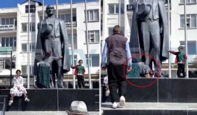Atatürk heykeline sarıldı, yetmedi uzanıp ayaklarını öptü
