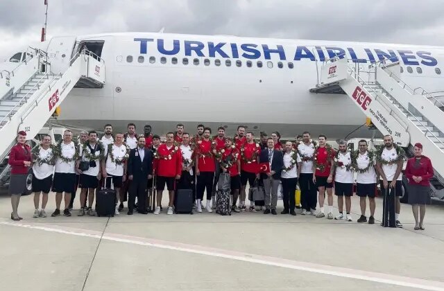 Avrupa ikincisi 12 Dev Adam, yurda döndü