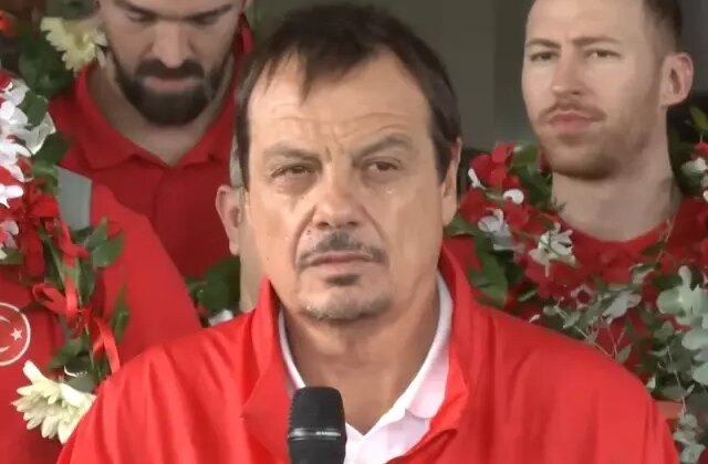 Ayakta durmakta bile zorlandı! Ergin Ataman’ın zor anları