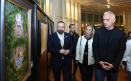 Bakan Ersoy eşiyle Beyoğlu’nda sanat turuna çıktı