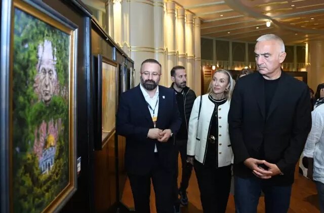 Bakan Ersoy eşiyle Beyoğlu’nda sanat turuna çıktı