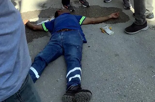 Baba ve oğlu balkondan sokağa çöp atıp temizlik işçisini darp etti