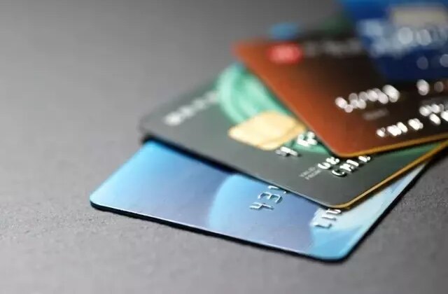 Banka kartını arkadaşına verdi, hakkında 10 ayrı dava açıldı