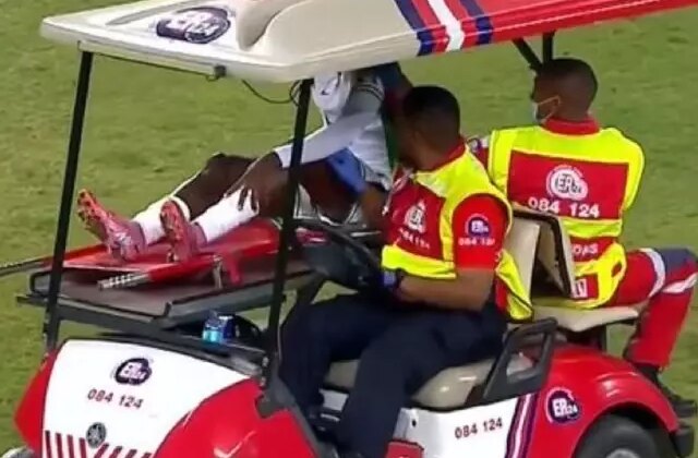 Beşiktaşlı Ndidi milli takımda sakatlandı! Sahayı sedyeyle terk etti