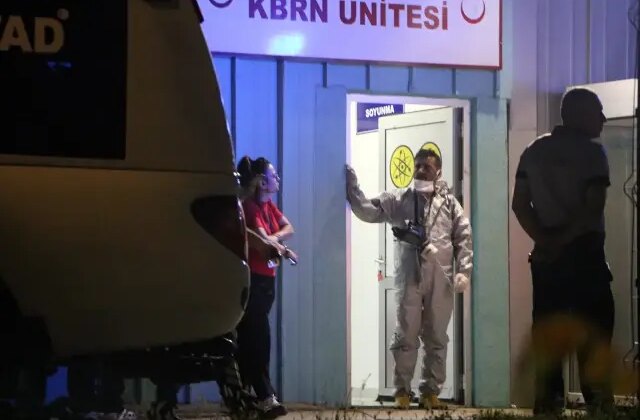 Otomobildeki şüpheli madde zehirledi: 9 polis hastaneye kaldırıldı