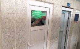 Cami tuvaletinin camını yumrukla parçaladı, kolu kanlar içinde asılı kaldı
