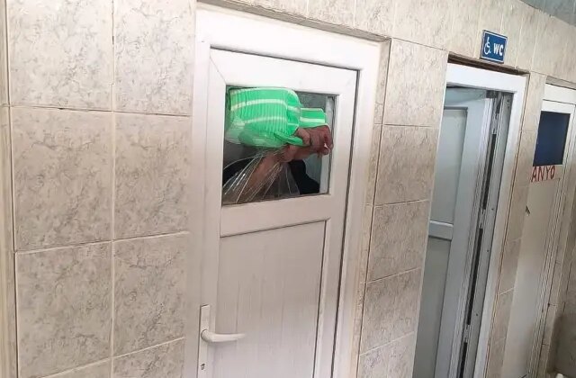 Cami tuvaletinin camını yumrukla parçaladı, kolu kanlar içinde asılı kaldı