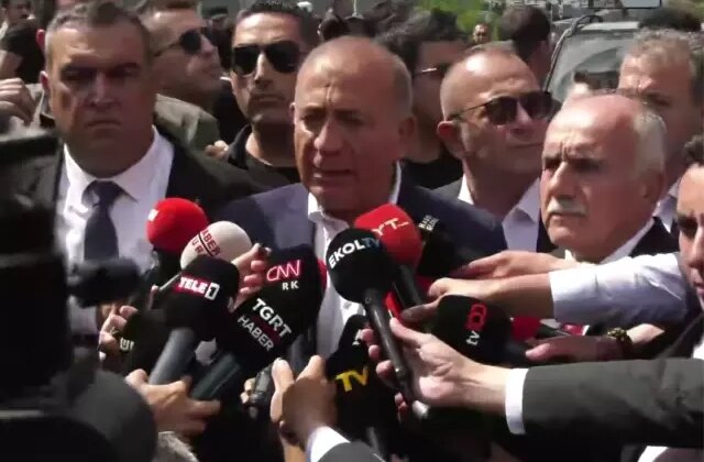 Kayyum Gürsel Tekin, CHP il binasına geldi! Sözleri kalabalığı daha da öfkelendirdi