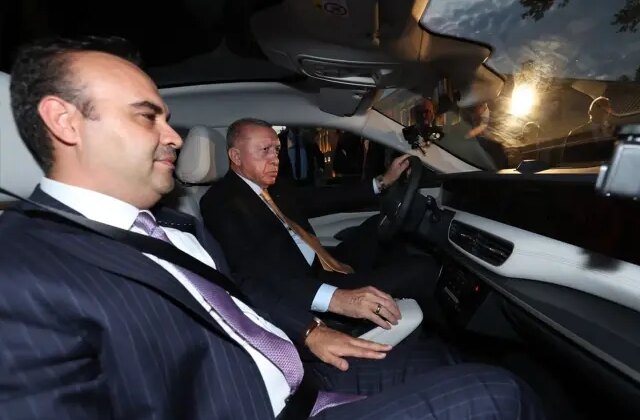 Cumhurbaşkanı Erdoğan yeni TOGG T10F ile Dolmabahçe’de test sürüşü yaptı