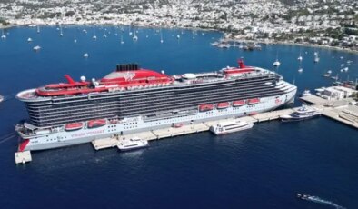 Dev gemi Bodrum’a demir attı, yüzlerce turist sel oldu ilçeye aktı
