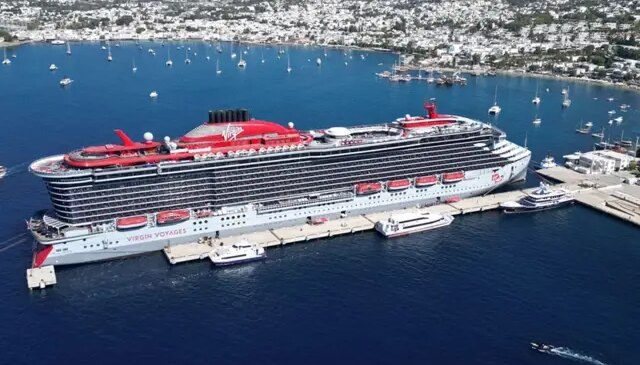 Dev gemi Bodrum’a demir attı, yüzlerce turist sel oldu ilçeye aktı