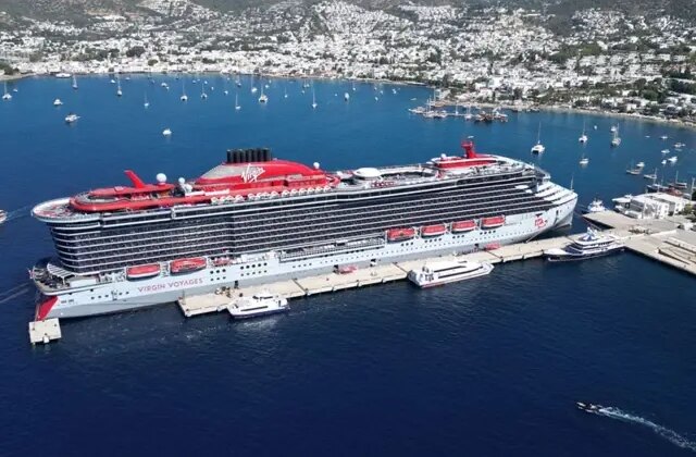 Dev gemi Bodrum’a demir attı, yüzlerce turist sel oldu ilçeye aktı