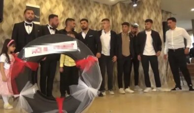 Düğünde görenler dönüp bir daha baktı! Hem takı hem de üzerindeki not bomba