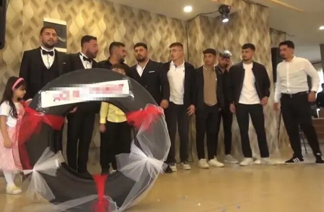 Düğünde görenler dönüp bir daha baktı! Hem takı hem de üzerindeki not bomba