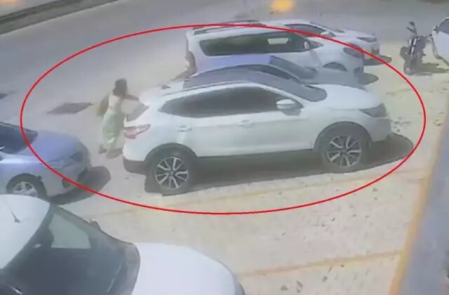 El freni çekilmeyen otomobili tek eliyle durdurdu